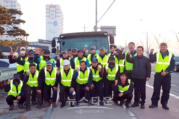 이날 박동식 시장은 환경미화원들과 덕진봄아파트, 신진1차 아파트, 신진아파트, 전원맨션까지 1시간가량 생활 쓰레기 종량제 봉투를 수거했다. 또 추운 날씨에도 이리저리 뛰어다니며 시가지 곳곳에 버려진 비닐봉투, 종이상자를 비롯해 각종 쓰레기를 줍는 등 거리청소에 구슬땀을 흘렸다.