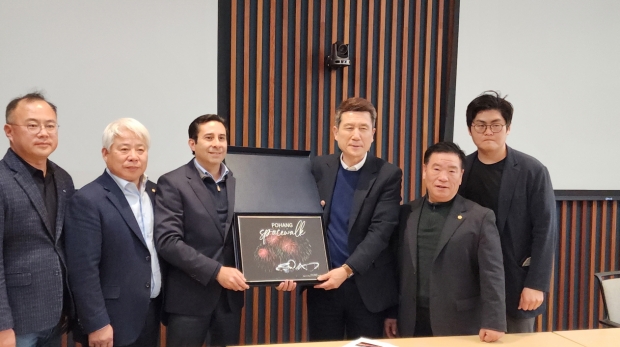 이강덕 포항시장이 바이오콤 캘리포니아의 미구엘 모타(Miguel Motta) 샌디에이고 지부 대표에게 포항시 기념품을 전달하고 있다