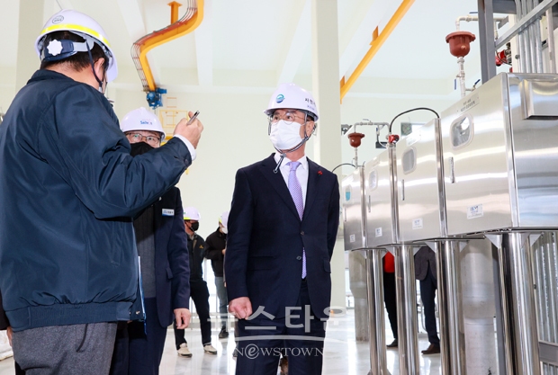 사천시가 총사업비 265억 원을 투입해 사천 제1일반산업단지 내의 사천 공공하수처리시설의 여유 부지에 1일 1만 톤 규모의 공공하수처리시설을 추가로 준공했다. 사진) 박동식 사천시장이 사업현장을 직접 방문해 처리시설 운영방식과 설치현황을 점검하고 담당공무원, 건설사업관리단, 시공사 등 관계자를 격려했다.