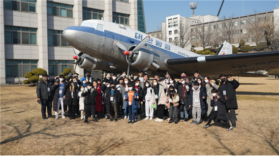 SW·AI 코딩캠프인 ‘잡스의 차고 특별캠프’에 참여한 학생들이 인하대학교에서 기념사진을 촬영하고 있다.