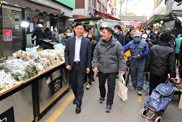 조용익 부천시장은 설 명절을 앞둔 19일 부천제일시장, 고리울동굴시장을 찾아 설 명절 물품을 구매하고 상인들을 격려했다