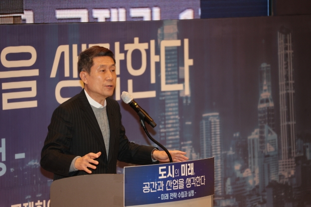 이강덕 포항시장이 ‘도시 미래 포럼’에 참석해 축사를 전하고 있다.