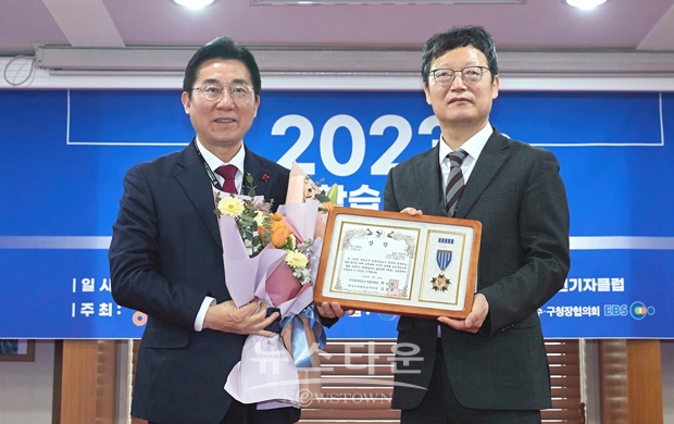아산시가 지난 1월 26일 한국프레스센터에서 열린 ‘제1회 대한민국 평생학습 도시 좋은 정책 어워드’에서 ‘학습권역별 교육, 빈틈없는 어디서나’, ‘온(溫) 동네’, ‘온(On-line) 교육 아산’ 정책으로 좋은 정책상을 수상했다. 사진) 좌측 박경귀 아산시장