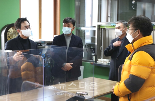 김태흠 충남지사(사진/좌측)가 1월 27일 천안 소재 천안희망쉼터와 영성동 경로당을 차례로 방문해 한파 피해 여부 등 현황을 듣고 시설을 점검했다.