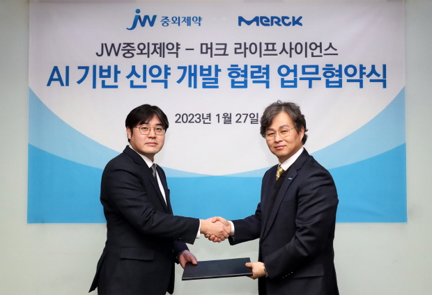 JW중외제약이 지난 27일 서울 서초동 본사에서 독일 머크 라이프사이언스와 AI를 이용한 신약의 원료의약품 연구개발을 위한 업무협약을 체결했다. 진세호 JW중외제약 원료연구센터장(왼쪽)과 이남구 머크 사이언스 앤 랩 솔루션 비즈니스 대표가 업무협약을 체결한 뒤 기념촬영을 하고 있다.
