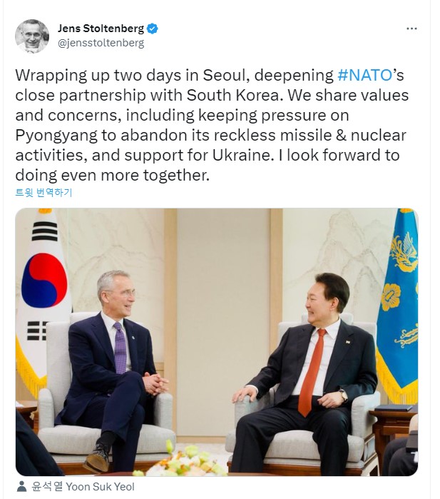 옌스 스톨텐베르그(Jens Stoltenberg) 북대서양조약기구(NATO, 나토) 사무총장이 윤석열 대통령과 만나 대화를 하고 있다 / 사진 : 트위터