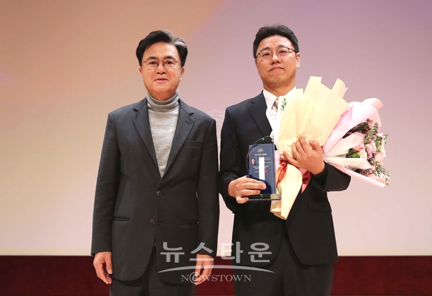 충청남도가 2월 1일 올해 첫 우수직원으로 장애인복지과 김규태 사무관을 선정했다. 김 사무관은 2017년 보건복지부 공모 선정 이후 답보 상태였던 ‘충남권역 재활병원’ 건립 사업을 6년 만인 지난해 12월 정상화 시킨 공로를 인정받았다. 사진) 좌측부터 김태흠 충남지사, 김태규 사무관
