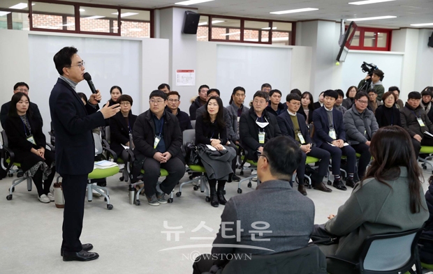 김태흠 충남지사는 “도와 시군을 이끌 정예공무원이 되기 위해서는 먼저 도정, 시군정의 방향과 목표를 정확히 파악하는 게 중요하다”면서 민선 8기 도정 비전과 성과, 계획 등을 설명했다.