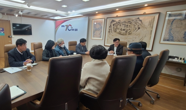 김병수 김포시장은 지난 6일 올해 새로 구성된 김포시 주민자치협의회 임원진들과 만나 김포시 주민자치회가 나아가야 할 방향을 두고 대화 나눴다