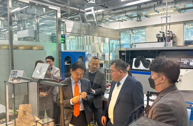 항공우주산학융합원과 3D융합산업협회가 업무 협약식을 마친 뒤 양 기관의 관계자들이 융합원내 3D 프린터 장비를 갖춘 항공산업장비센터 적층제조랩 현장을 들러보고 있다.