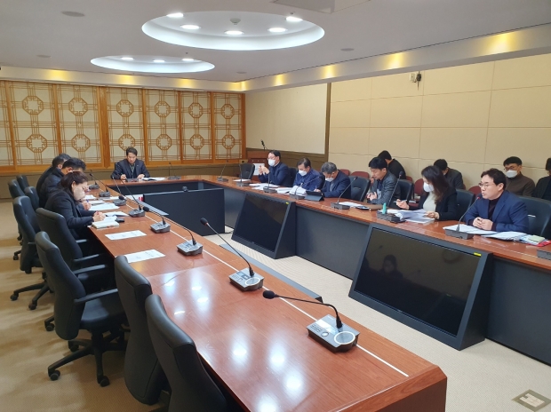 포항시는 16일 김남일 포항시 부시장을 단장으로 14개 관련 부서와 유관기관이 합동으로 T/F단을 구성해 블루밸리 국가산단의 인프라 구축을 위한 산단 현안 회의를 진행했다