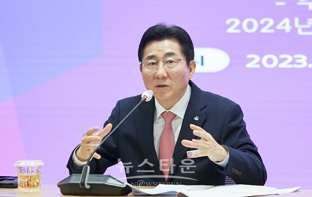 박경귀 아산시장이 2월 20일 아산시청에서 열린 2월 세 번째 간부회의에서 “2024년도 정부예산 확보를 위해 매년 신규 사업을 적극적으로 발굴해 달라”고 지시했다.