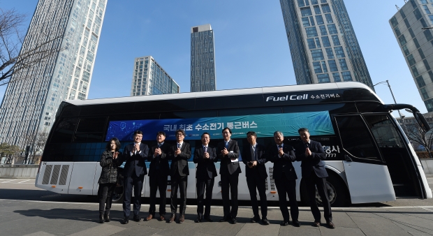 유정복 인천광역시장이 22일 송도컨벤시아에서 열린 '2023 인천 액화수소포럼'에서 수소 고상버스를 배경으로 참석자들과 기념촬영을 하고 있다.