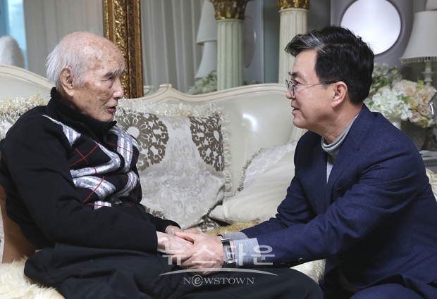 김태흠 충남지사가 2월 23일 금산 출신 애국지사로 대전에 거주 중인 이일남 애국지사를 찾아 조국의 독립을 위해 헌신한 점에 대한 감사·존경 뜻을 표했다. 김 지사는 이일남 애국지사에게 큰절을 올리며 건강을 기원했다.