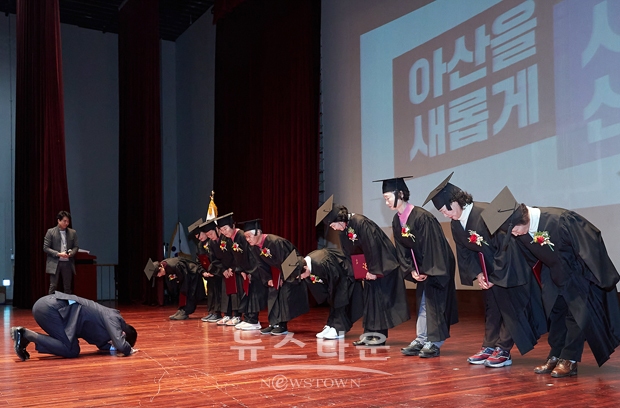 박경귀 아산시장은 “배움에는 나이가 없다’는 말을 몸소 실천해 보여주신, 우리 사회가 존경해야 할분들”이라면서 어르신들을 향해 존경과 축하의 마음을 담아 큰절을 올렸다.