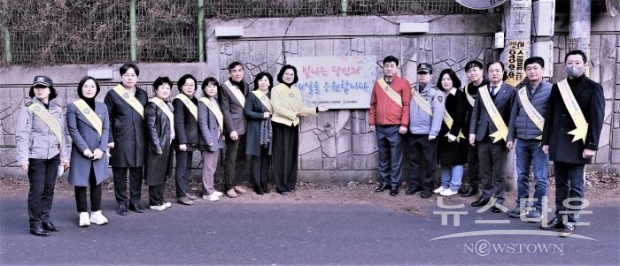 광주경찰서는 지난 3일 오후 경기 광주시 초월읍 진새골길 일대 여성안심귀갓길에서 합동순찰을 실시했다. /광주경찰서<br>