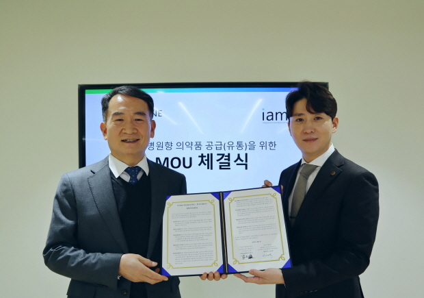 제뉴원사이언스 이삼수 대표와 아이엠디티 서상혁 대표이사가 업무협약을 체결하고 기념사진을 촬영하고 있다.(이미지 제공=제뉴원사이언스)