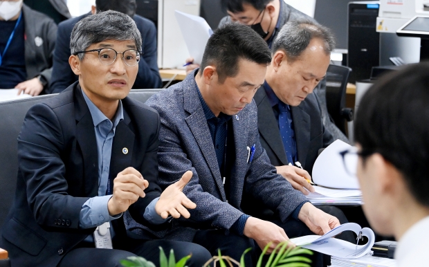 최태안 도시계획국장이 9일 시청 기자실에서 도시계획국 소관 현안과 관련해 기자간담회를 하고 있다.