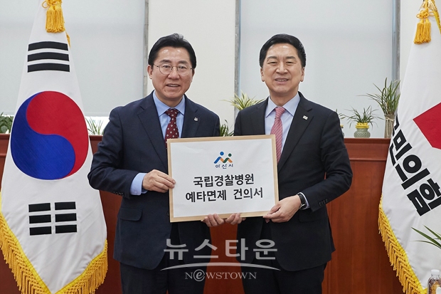 박경귀 아산시장(사진/좌측)이 지난 3월 14일 국회를 방문해 김기현 국민의힘 신임 당대표(사진/우측)를 만나 지역 현안 및 숙원 사업 해결을 위한 국회의 협력과 지원을 요청했다.