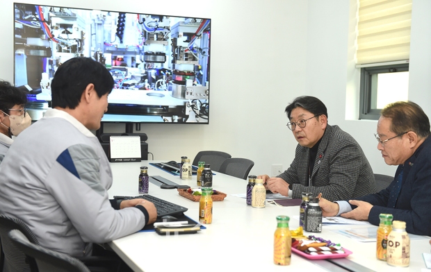 김해시가 3월 20일부터 ‘기업애로 119센터’ 운영에 들어간다. 기업 애로사항 접수부터 해결까지 원스톱으로 처리하기 위한 전담창구로 시청 기업혁신과 입구에 설치됐다.