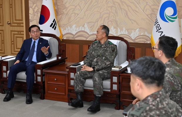 유정복 인천광역시장이 28일 시청 대접견실에서 열린 인천 해안 경계철책 철거(대체)사업 합의각서 체결식에서 어창준 육군 제17보병사단장과 환담을 하고 있다.