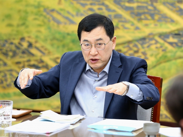 주낙영 경주시장이 10일 오전 시청 대외협력실에서 국·소·본부장 회의를 열고 중점 사업을 점검하고 있다
