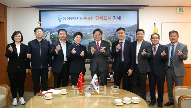 4월 12일 국제우호관계인 중국 래서시의 리우 잉(刘 瑛, 49세) 시장을 비롯한 6명의 대표단이 김해시를 방문했다. 리우 잉 시장은 홍태용 시장과 교류협력 강화 방안을 논의하고 ㈜넥센, ㈜유니크 관계자와 경제교류 확대를 위한 면담을 가졌다.