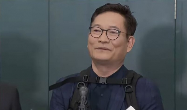 24일 인천국제공항에서 답변 중인 송영길 전 더불어민주당 대표 / YTN