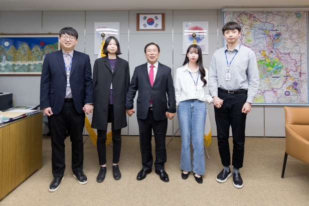 사진 왼쪽부터 홍종민 주무관, 홍주영 주무관, 최민호 세종시장, 홍예원 주무관, 홍동화 주무관.