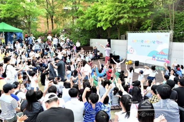 지난 2019년 열렸던 수원박물관 어린이날 행사 모습. /수원시<br>