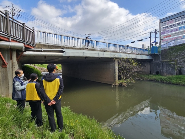 걸포동에 있는 황금교를 점검하고 있는 김포시 안전관리자문단 민·관 합동점검반<br>