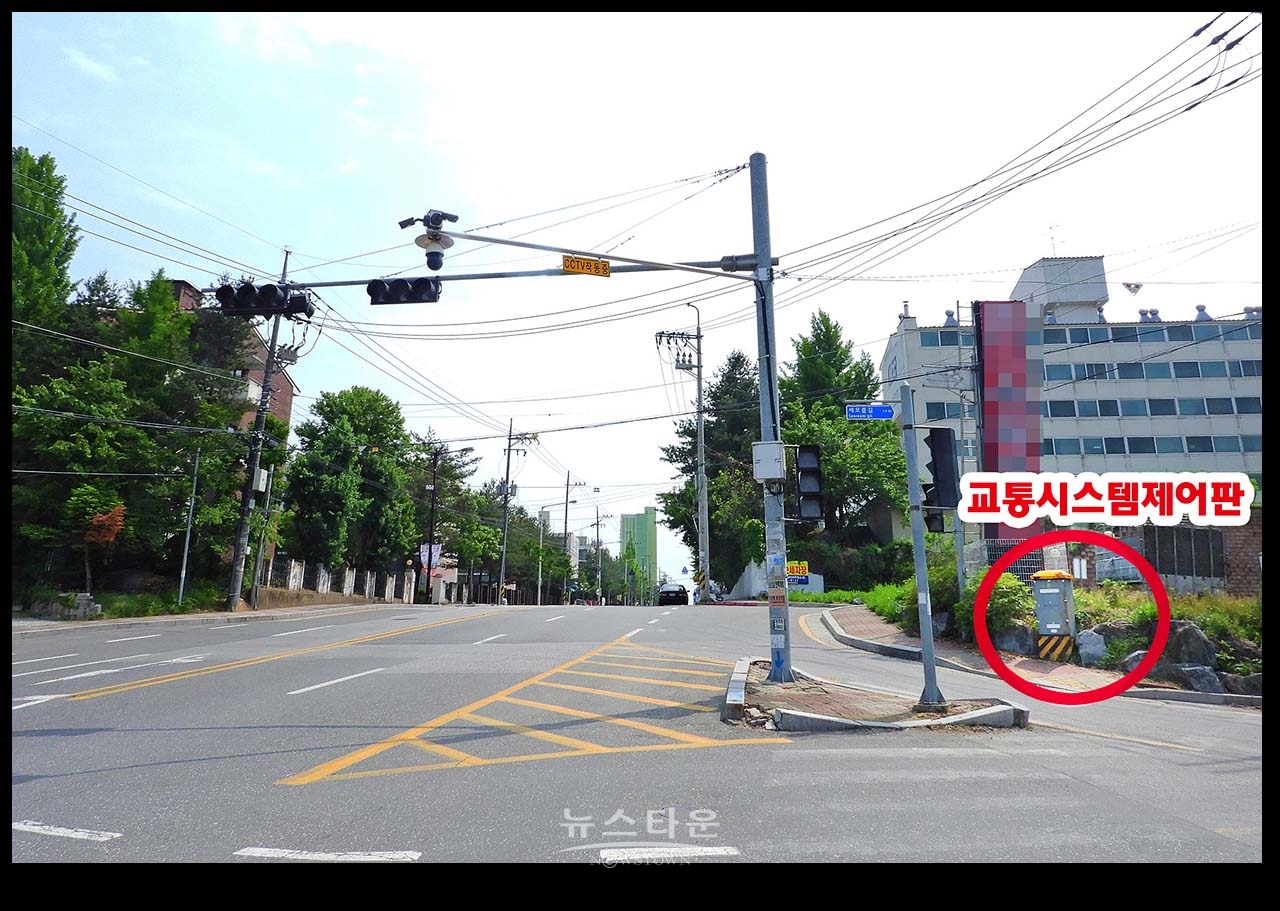 경찰관리 교통신호제어기 낡아도 너무 낡았네