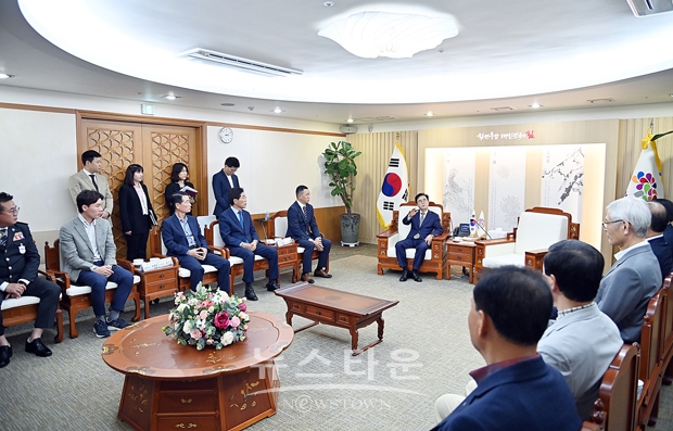 충청남도가 5월 18일 도청 접견실에서 11개 기관·단체·기업으로부터 총 1억 879만 원의 산불 피해 복구 지원 성금을 전달받았다.