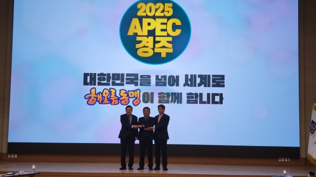 해오름동맹 3개 도시 단체장(왼쪽 주낙영 경주시장, 중간 김두겸 울산시장, 오른쪽 김남일 포항부시장)이 23일 경주시청 대회의실에서 정기회의 후 기념촬영을 하고 있다.