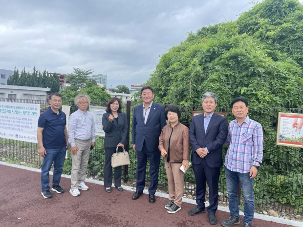 주황촌문화연구회는 지난 28일 황촌 시가 되다 두번째 이야기로 ‘황촌골목시화전’을 개최하고 기념촬영을 하고 있다.