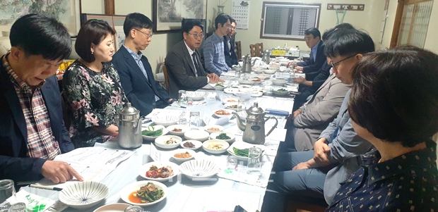 지난 5월 31일 홍태용 김해시장이 관내 6개 아동병원장 등 10여명이 참석한 가운데 간담회를 가졌다. 홍 시장은 “우리 시는 출산 장려와 저출산 문제 해결을 위해 많은 노력을 기울이고 있지만 야간, 휴일 소아환자 진료 공백으로 애타는 부모 심정을 헤아려 달빛어린이병원 운영에 적극 동참해 달라”고 당부했다.