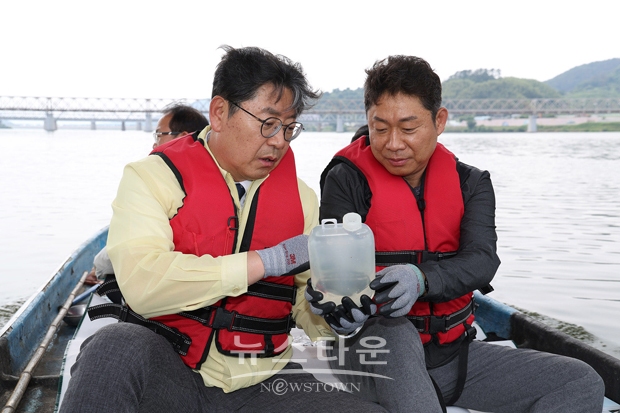홍태용 김해시장이 6월 7일 김해시의 식수원인 생림면 마사리 딴섬에 위치한 강변여과시설과 창암 취수원 인근 낙동강 일원을 시찰했다. 홍 시장은 곧 다가올 조류경보 발령에 대비해 낙동강 상수원의 녹조 발생 실태와 대응 방안을 점검했다.