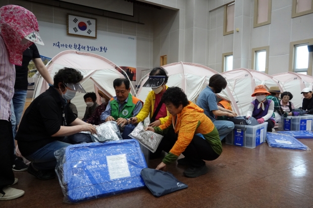 대송면 복지회관에서 대피자들에게 구호 물품 배부
