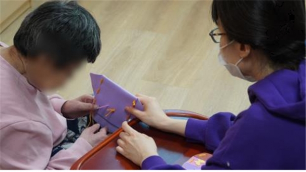 사진설명: 인천시사회서비스원 소속 중증장애인생활시설 ‘미추홀 푸르내’에서 생활지도사가 입소 장애인과 함께 놀이 활동을 하고 있다.