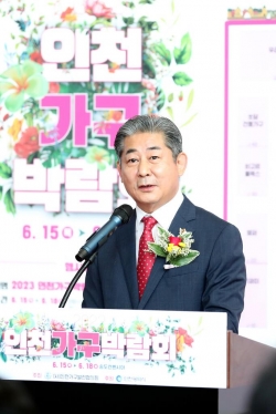 정해권 인천시의원이 박람회에서 인사말을 하고 있다.