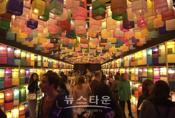 브라질 상파울루에 전시된 진주실크등