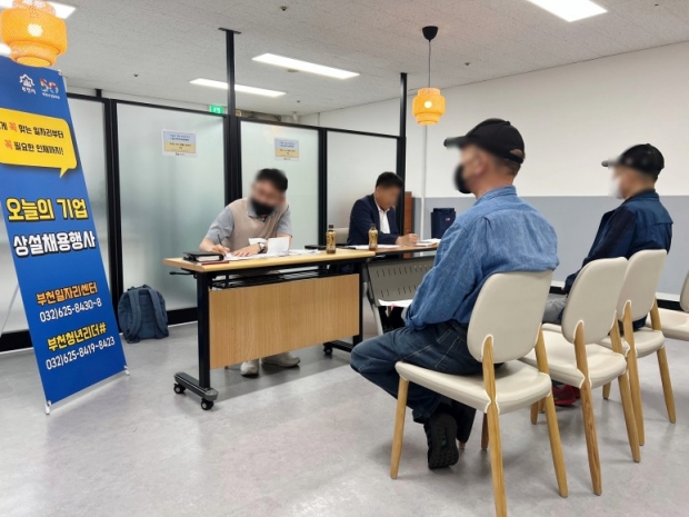 부천시는 지난 8일 관내 운수업체 5개 사를 대상으로 소규모 일자리 박람회 ‘19데이’를 개최했다.
