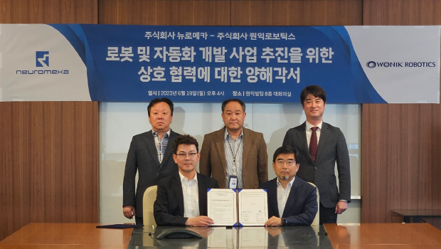 [앞줄 좌측부터 반시계 방향으로 박종훈 뉴로메카 대표, 김학래 원익로보틱스 대표, 박연묵 원익로보틱스 상무/사업본부장, 김대현 원익로보틱스 전무/개발본부장, 한정헌 뉴로메카 마스터