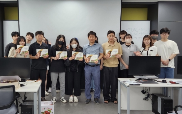 서동현 영진전문대학 디자인학부 교수를 비롯한 재능기부에 참여하는 학생들
