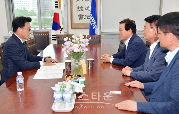 박동식 서찬시장이 7월 11일 박완수 경남도지사, 서희영 사천상공회의소 회장과 함께 박광온 더불어민주당 원내내표를 만나 우주항공청 특별법 조속 통과를 요청했다.