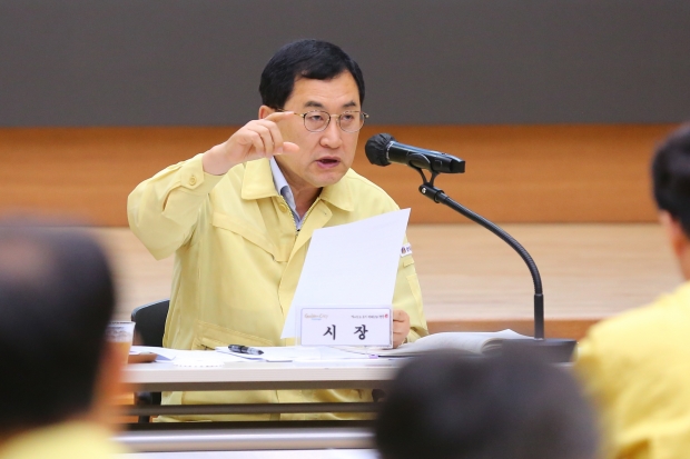 주낙영 경주시장은 17일 오전 시청 알천홀에서 확대간부회의를 주재하고 있다.