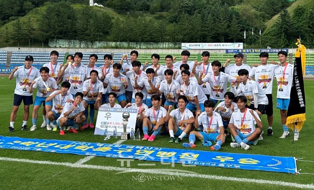 선문대학교 축구부가 7월 17일 강원도 태백종합운동장에서 개최된 2023년 제18회 1,2학년 대학축구연맹전 태백산기 결정전에서 광주대를 맞아 2대 0으로 승리하며 우승을 차지했다.