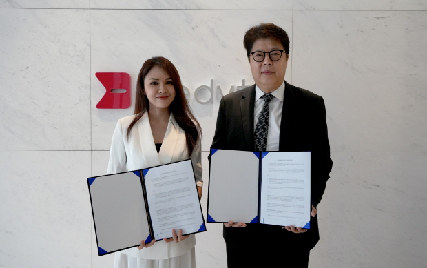 베트남 현지 유통사 PCVN의 DINH THI KIEU OANH 대표와 메디톡스 주희석 부사장이 파트너십 계약 체결 후 기념 촬영을 하고 있다.
