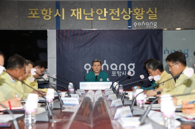 포항시는 지난 16일 시청 재난안전상황실에서 이강덕 시장 주재로 ‘극한 호우 대비 산사태 인명 피해 위험 대응 회의’를 긴급 개최했다.