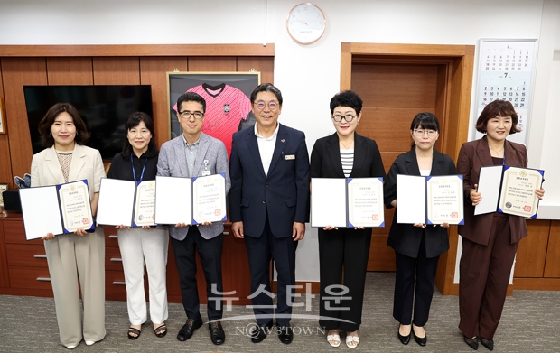 홍태용 김해시장이 지난 7월 19일 집무실에서 모범공무원으로 선정된 박진수 예산팀장, 강경미 공보팀장, 김양희 공무직팀장, 정원희 위생정책팀장, 김동숙 정신보건팀장, 김미옥 지역보건팀장에게 모범공무원증과 정부 표장을 전수했다.